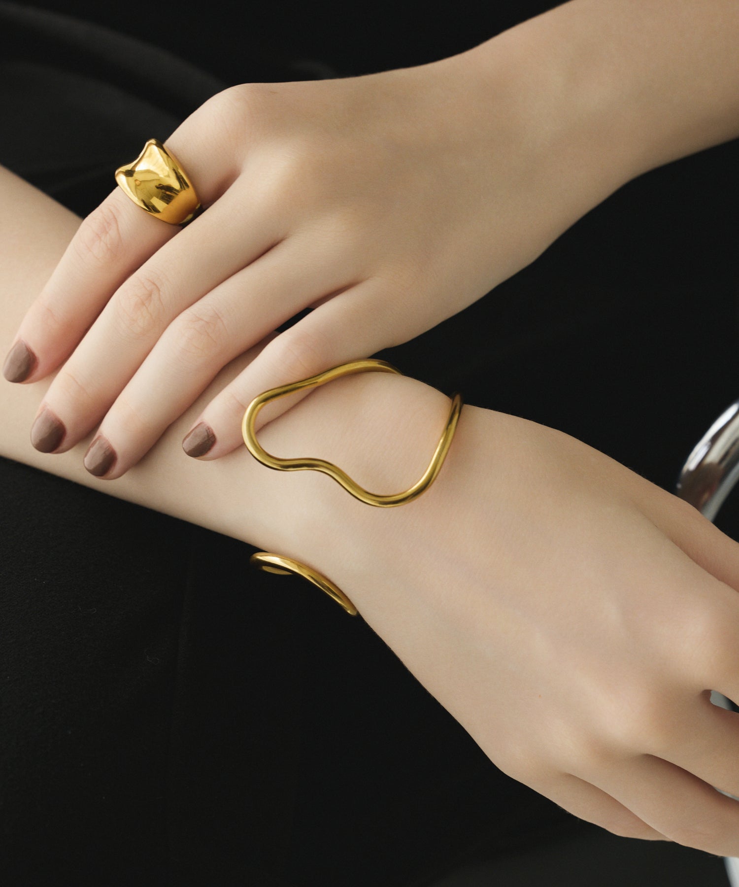 ゴールド]メタルラインワイドバングル