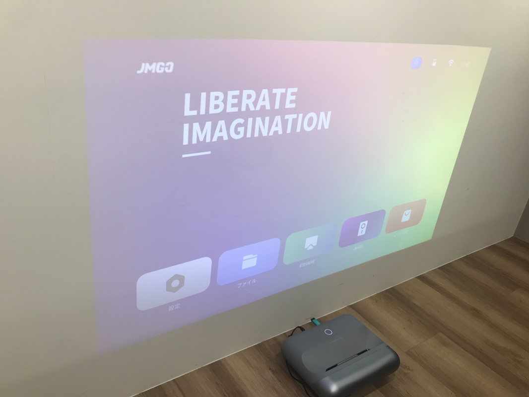 レビュー】JMGO O1 Proを使ってみた！壁の近くに置けるプロジェクター