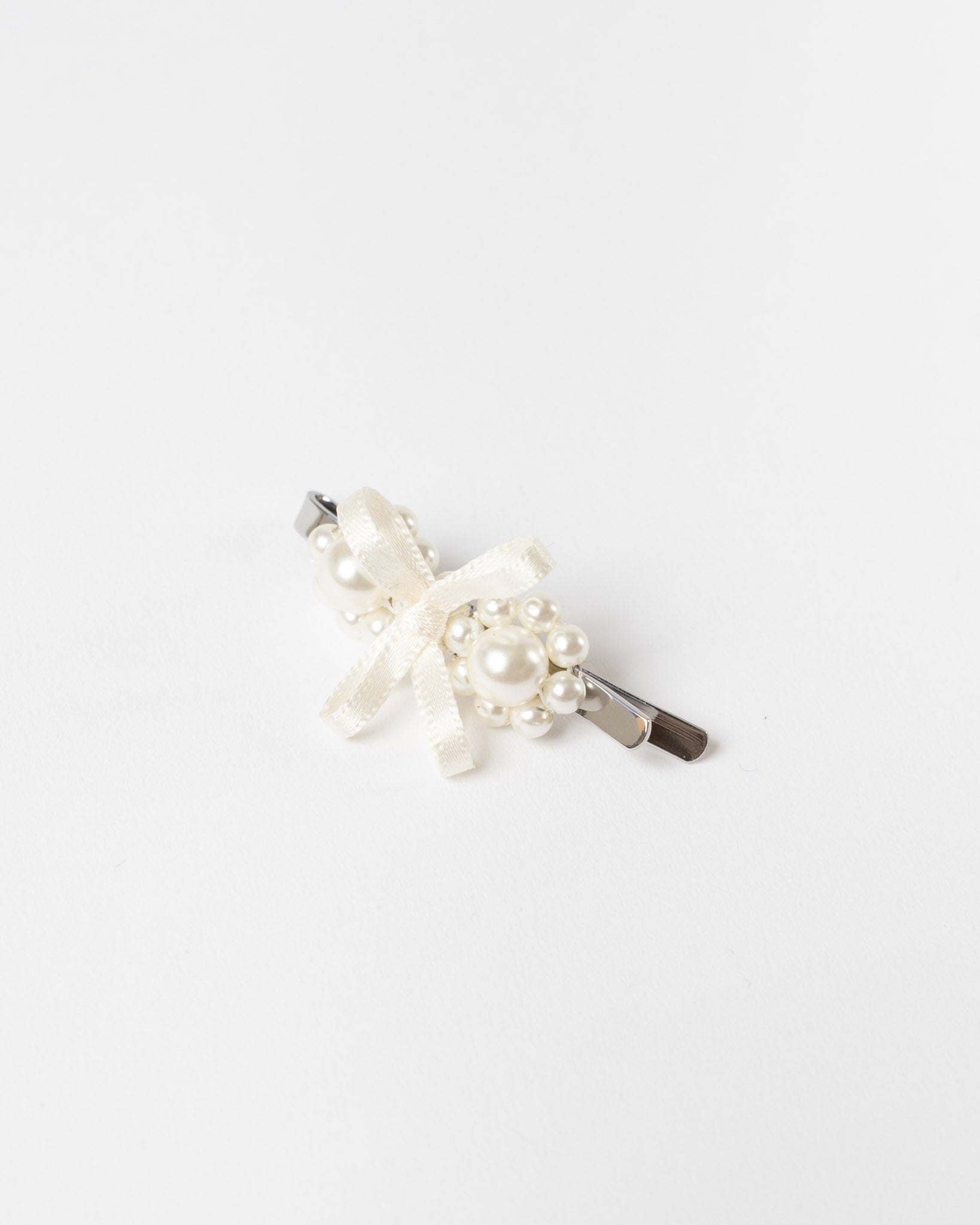 Simone Rocha Petite Bow Detail Mini Flower Hair Clip in Pearl