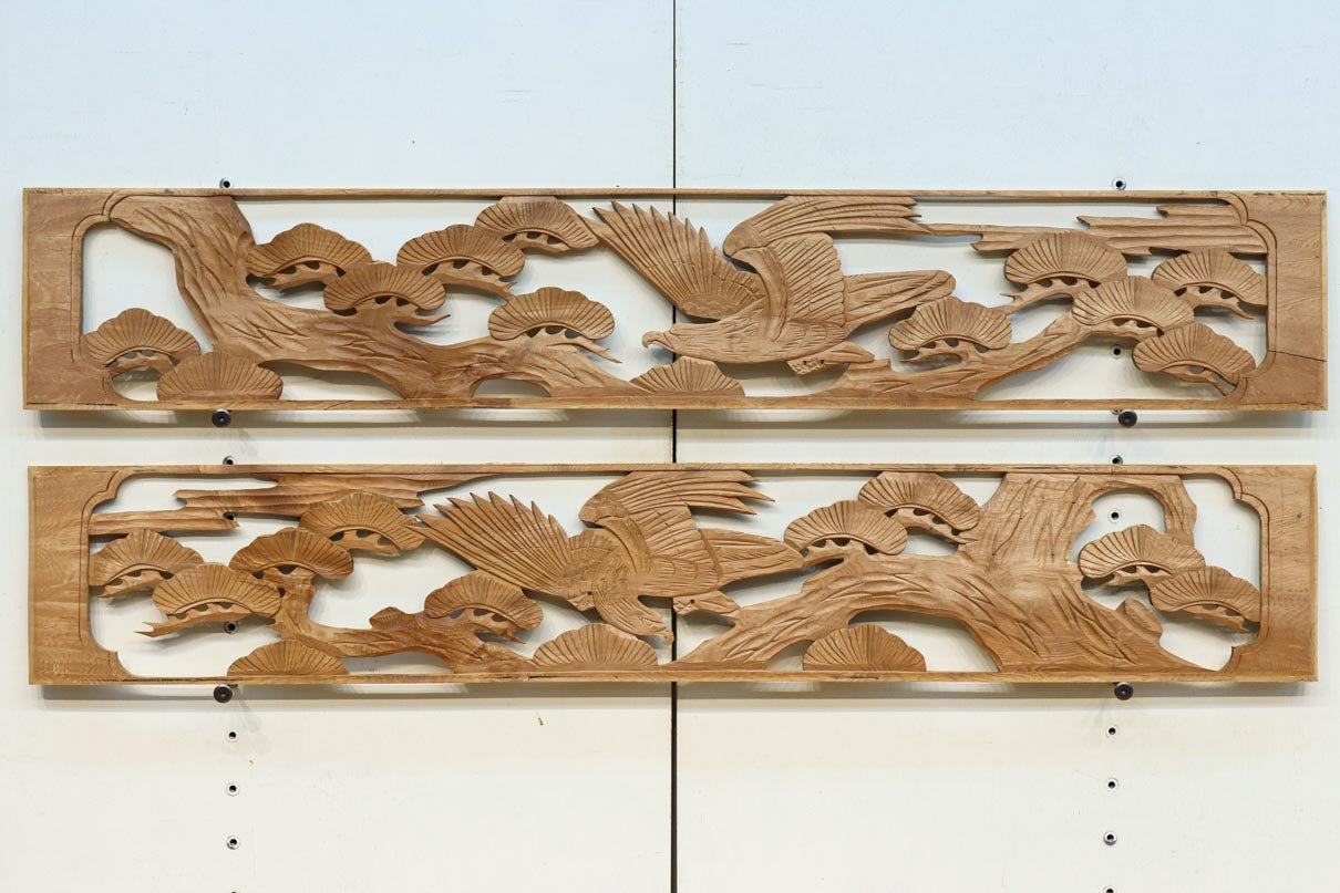 雄々しい鷹が松の木に身を隠す彫刻欄間素材 EZ2871ab 在庫(a:1 b:1)枚