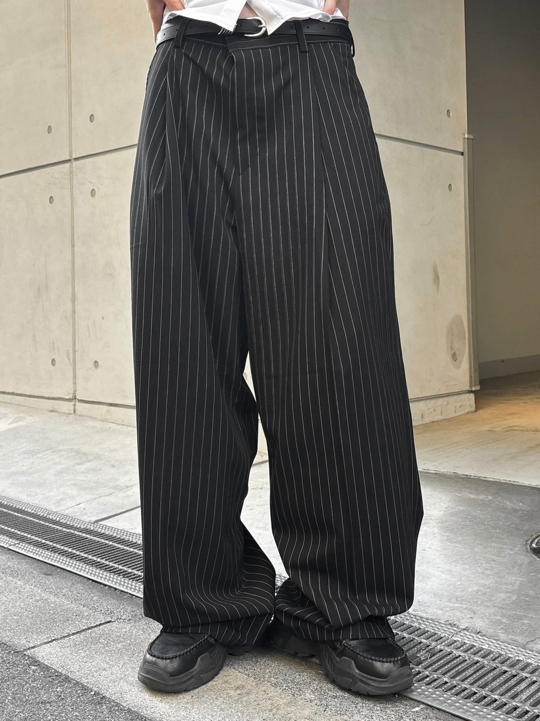 受注制【Chikashitsu +】stripe tuck slacks / 【チカシツプラス