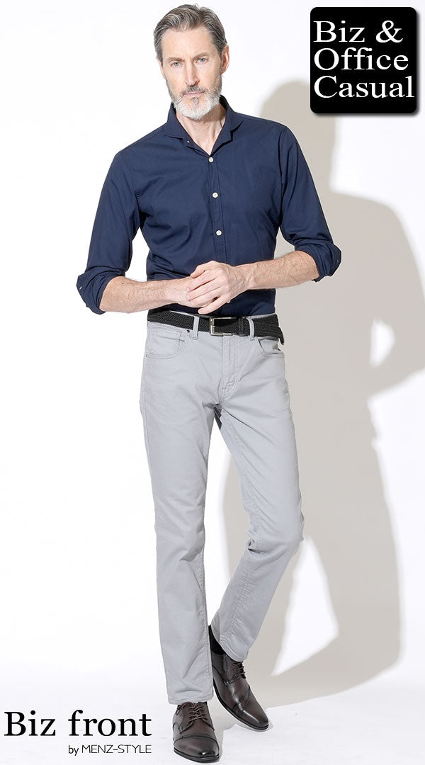 60代】ネイビー長袖シャツ×グレーパンツ×ブラウン革靴 腕まくり