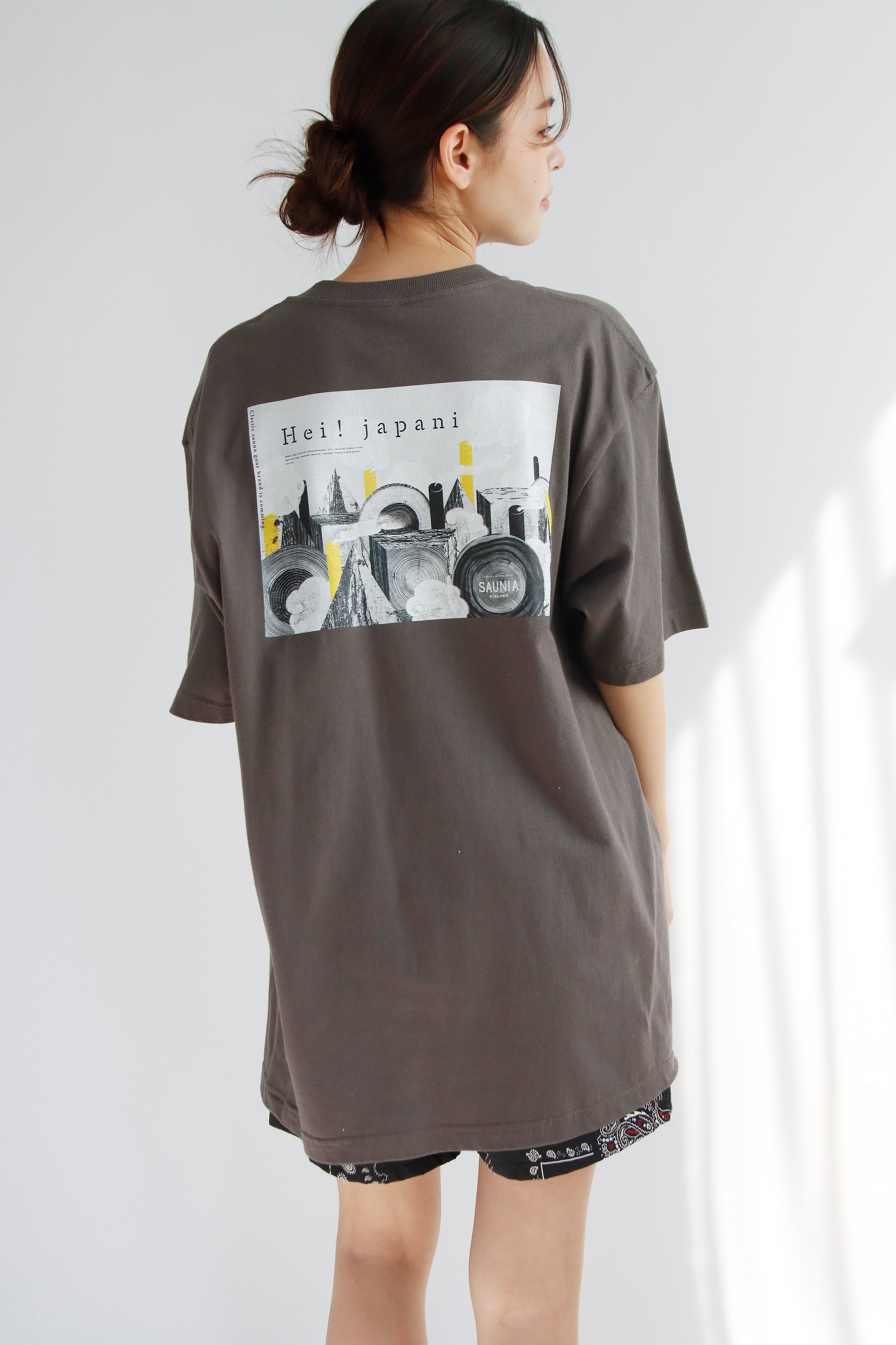 92050006 サウニアバックプリントTシャツ／チャコール／Lサイズ