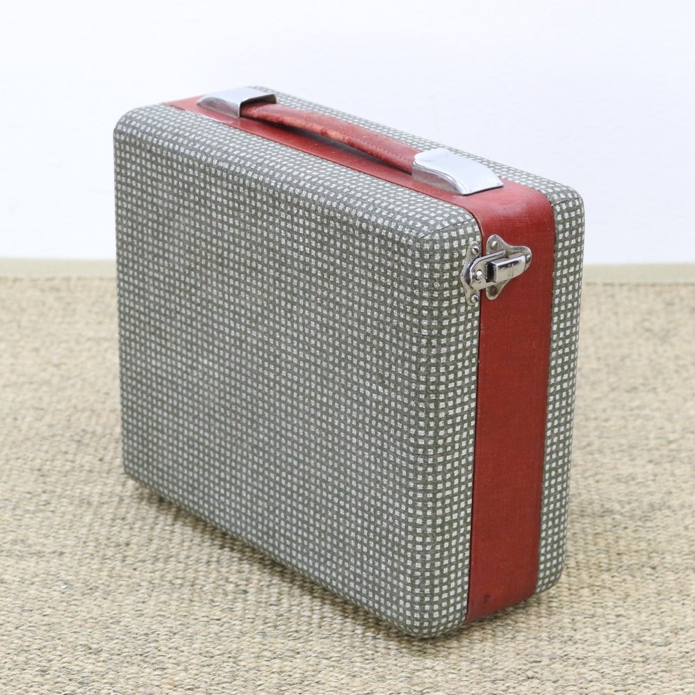 チェック柄がおしゃれで可愛い♪レトロなトランクケース型の