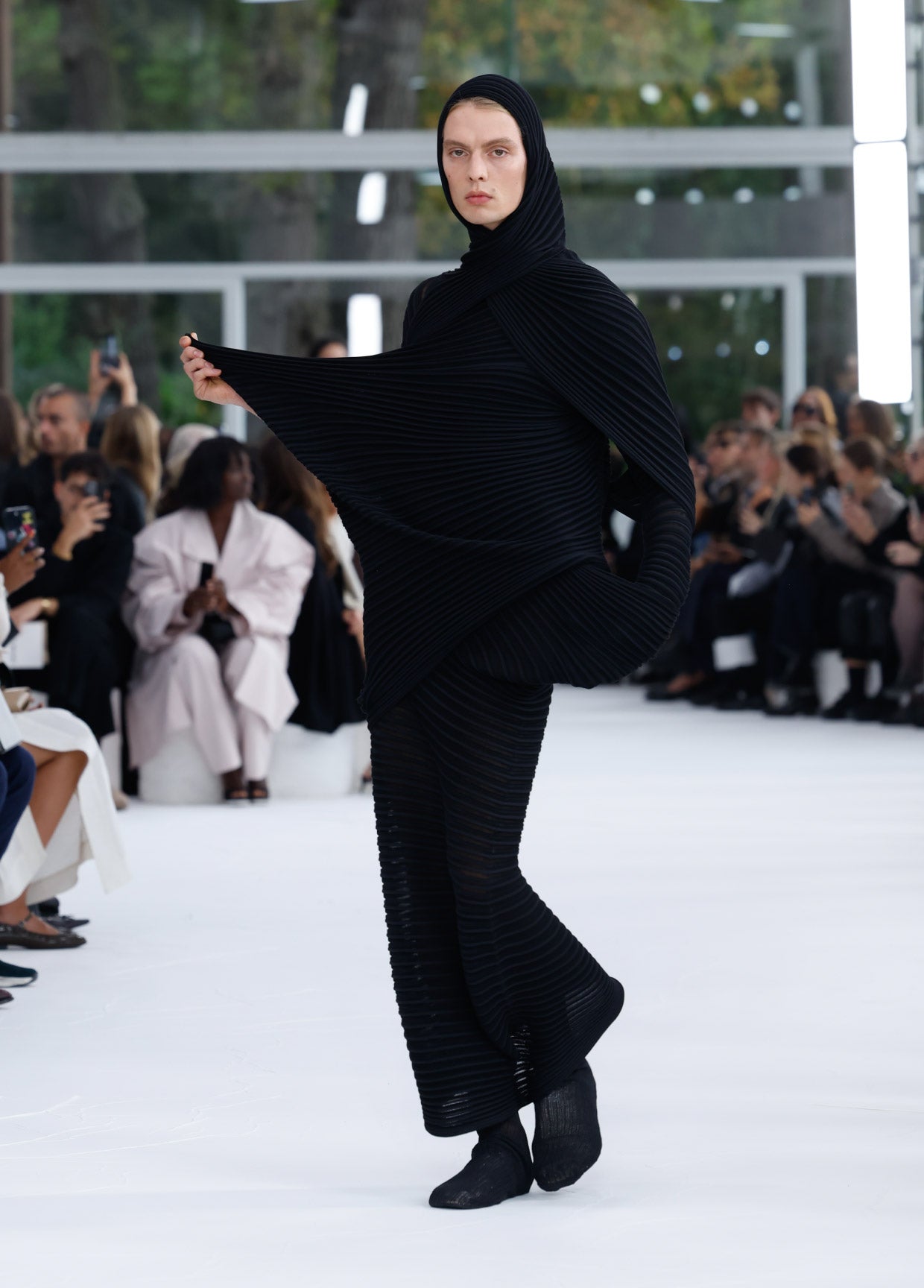 ISSEY MIYAKE SPRING SUMMER 2025 コレクション 25 – isseymiyake.com