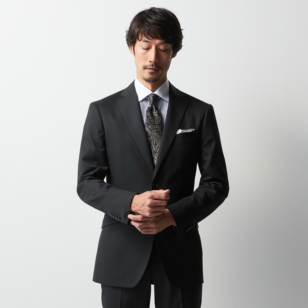 ウールブレンドスーツ アジャスター付き 特殊光沢 2つボタン