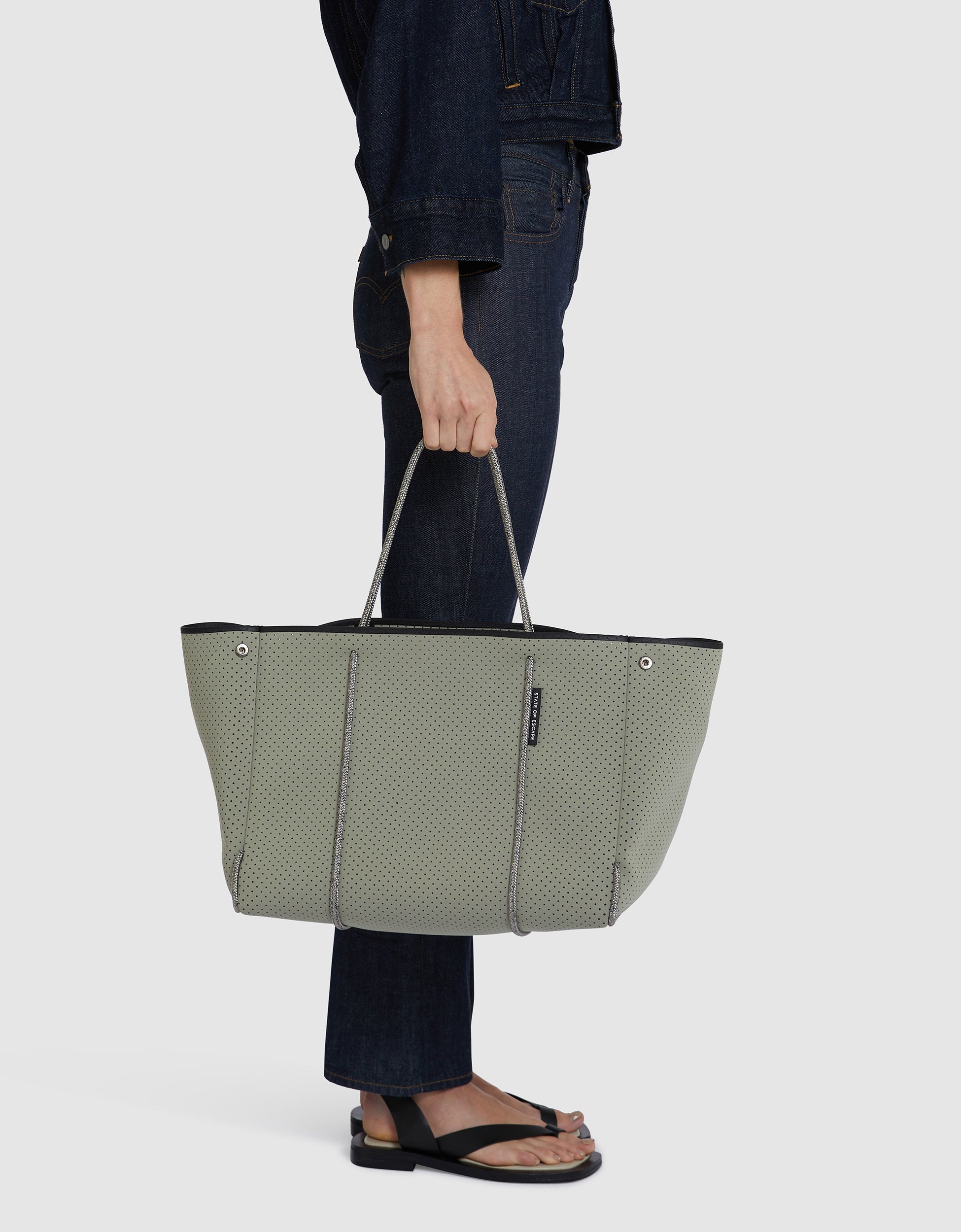 Escape™ tote in sage green – State of Escape