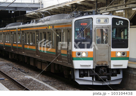 両毛線211系普通幕（方向幕車：小山⇔新前橋-高崎）の写真素材