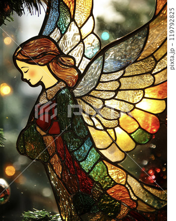 美しいステンドグラスの天使の向こうに見えるクリスマスツリー AI画像