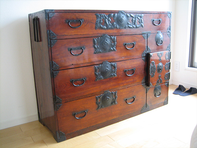 生前整理で出てきた薬箪笥は骨董品屋へ｜様々な美術品・骨董品について