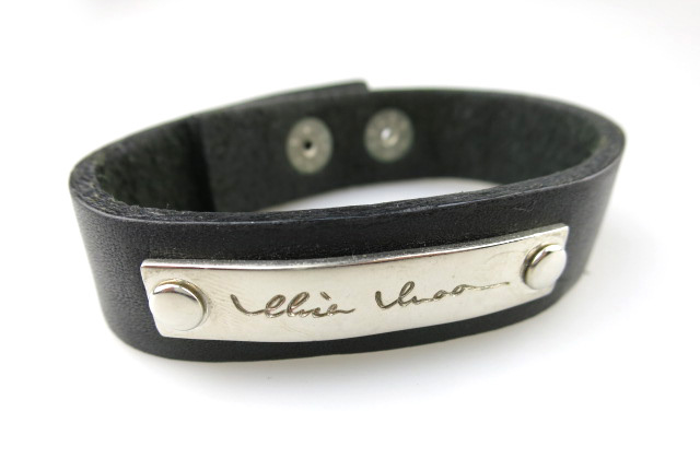 alice auaa ロゴプレートレザーブレスレット アリスアウアア | 高価