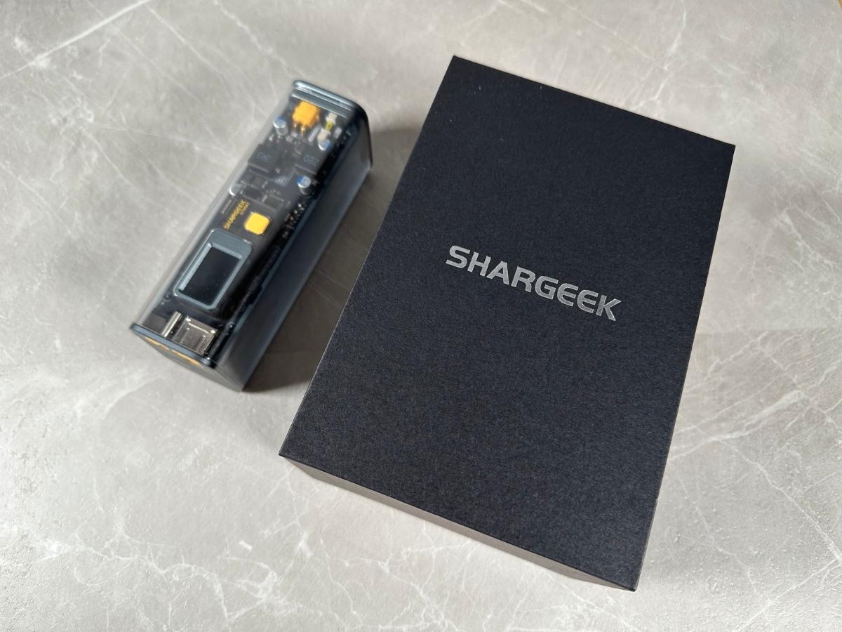 SHARGE STORM2 モバイルバッテリーレビュー｜スケルトンデザインの