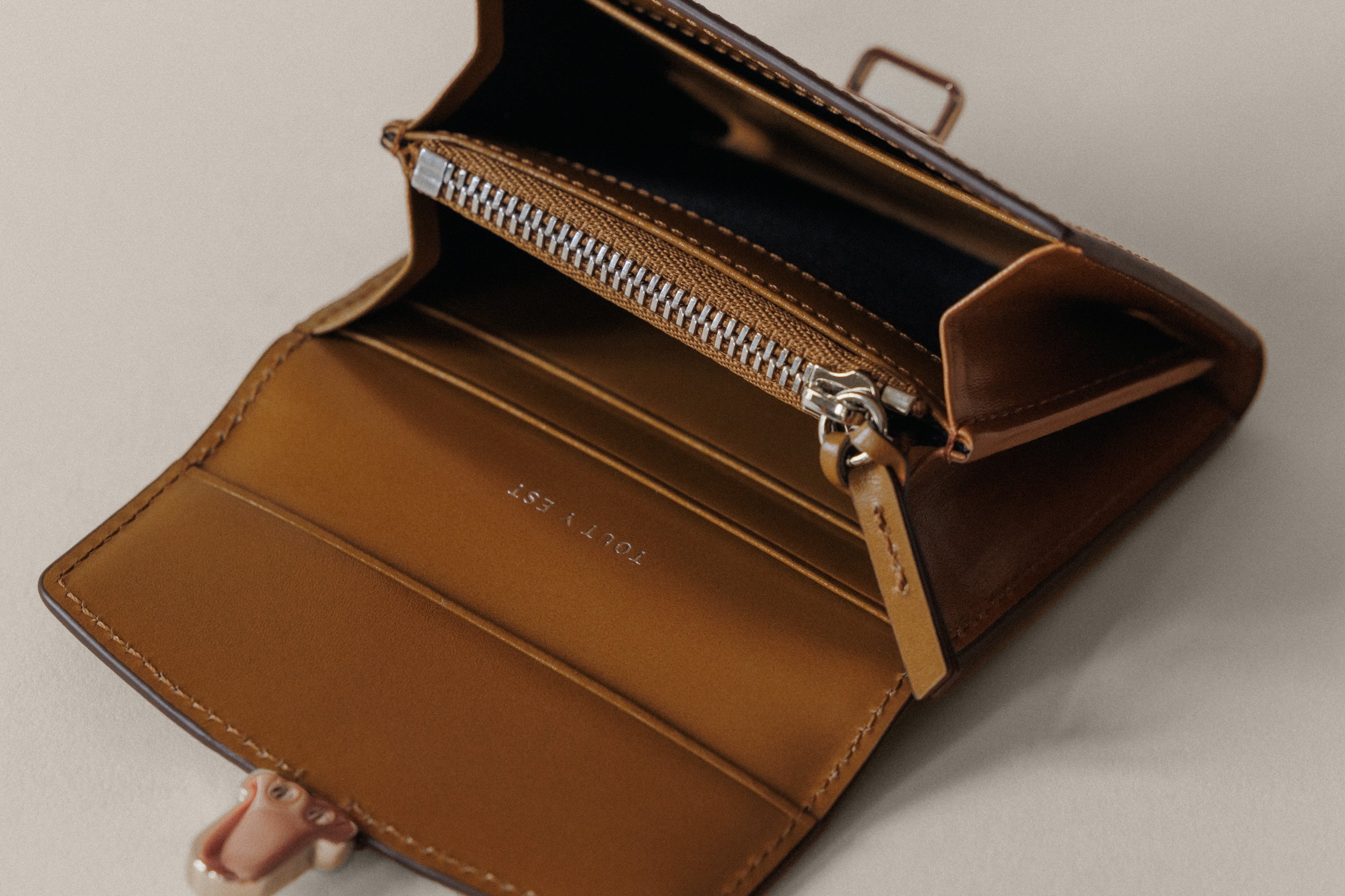 PORTE CARTES LOQUET CARAMEL – TOUT Y EST JP