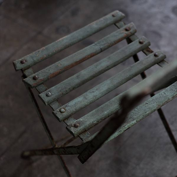 錆びた鉄脚の折りたたみチェア – zakka store towi