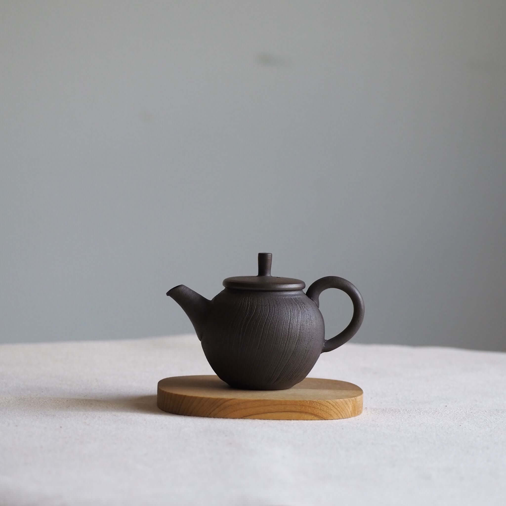 韓国 古美術 灰色と黒の模様の陶芸の壺 韓国 古美術 灰色と黒の模様の