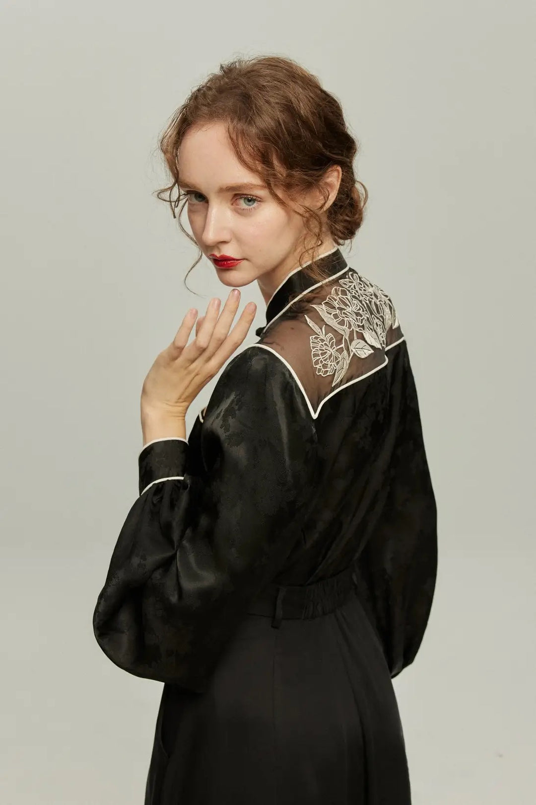 手相を見せてみて》オリジナル刺繍シノワズリブラウス-Black – Tnewties