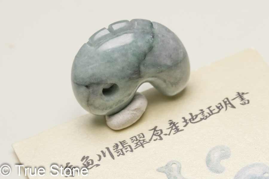 楽天市場】産地証明書付き 本物 糸魚川翡翠 龍神 勾玉 ペンダント