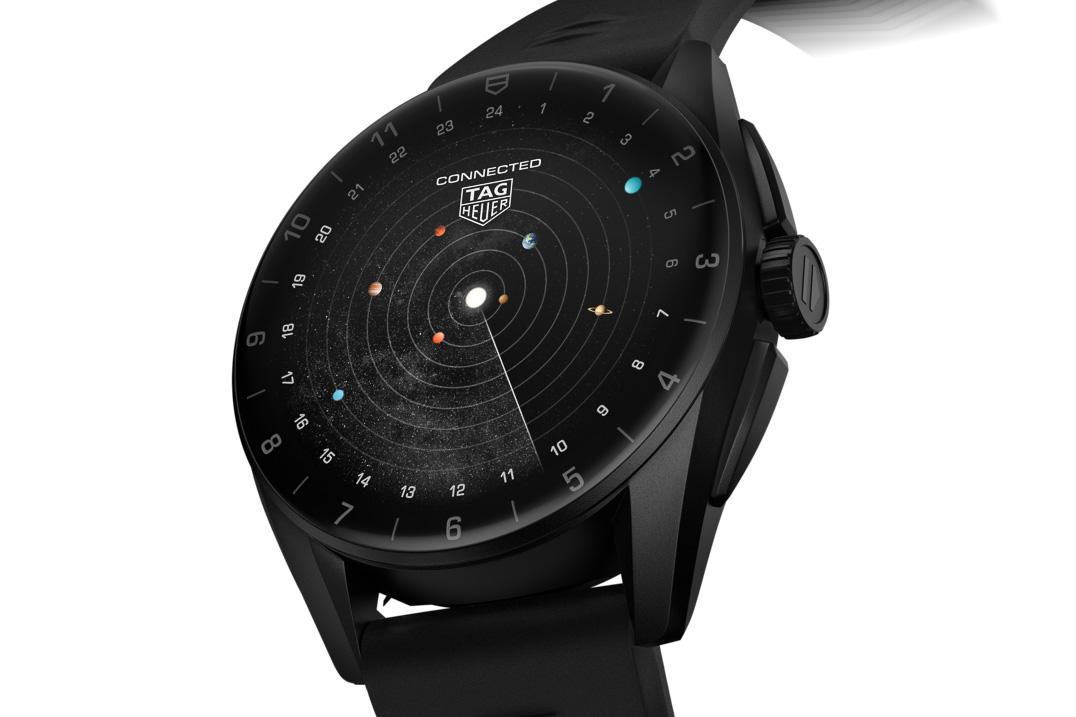 タグ・ホイヤー、オールブラックでチタン製のスマートウォッチ