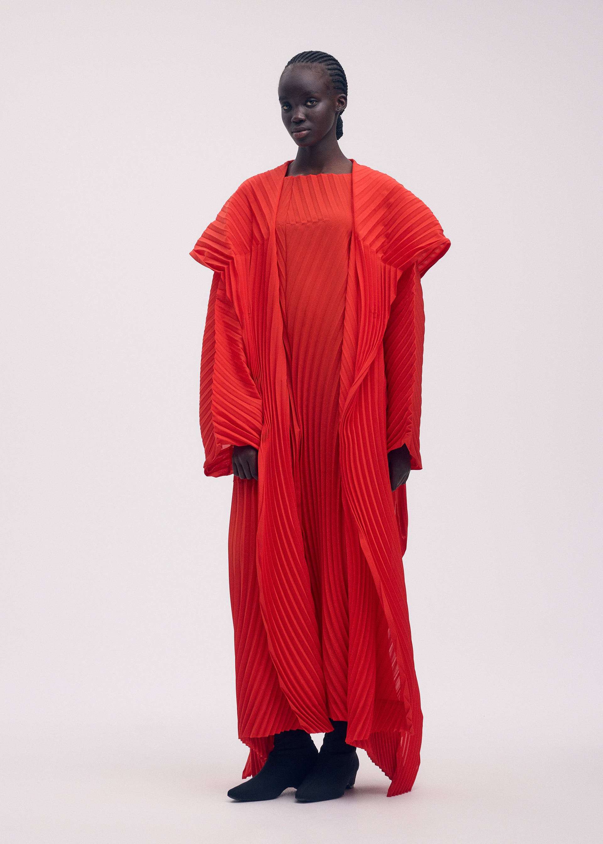 WAVE PLEATS Coat Black – The official ISSEY MIYAKE ONLINE STORE