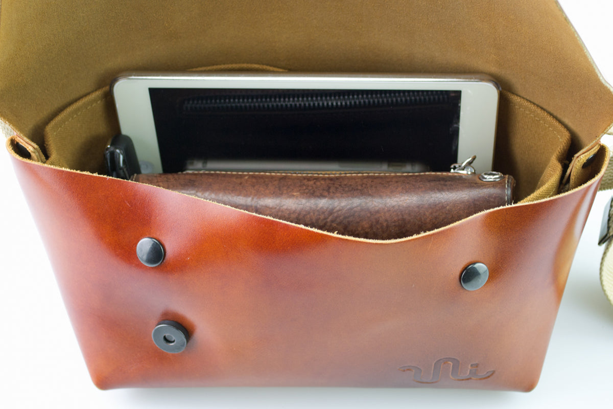 美品 キャメル Uni&co. メッセンジャーバッグ 1番人気 美品 Uni&co