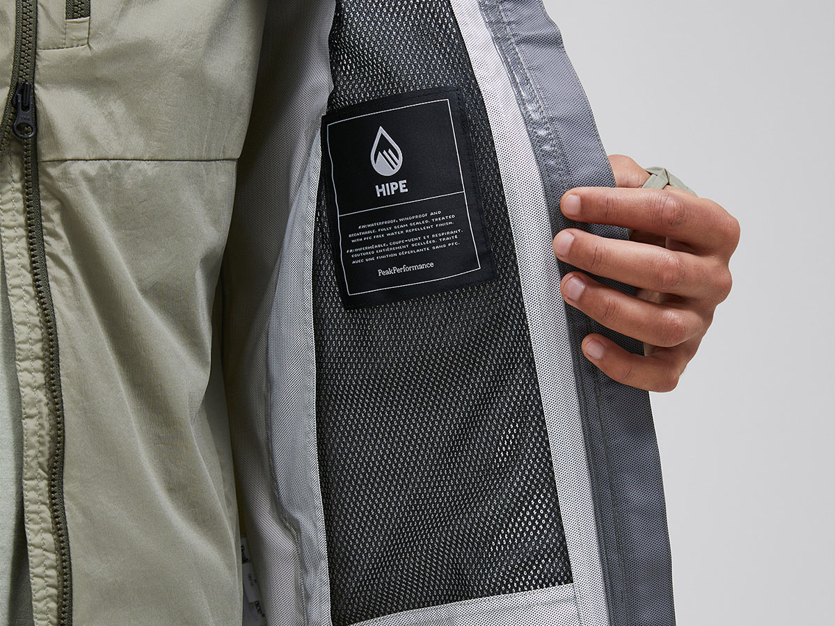 ピークパフォーマンスの新作シェルジャケットは、らしい配色光る2.5層