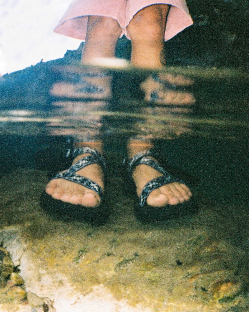 グラミチとチャコがコラボ！ 定番サンダルがレトロアウトドアな