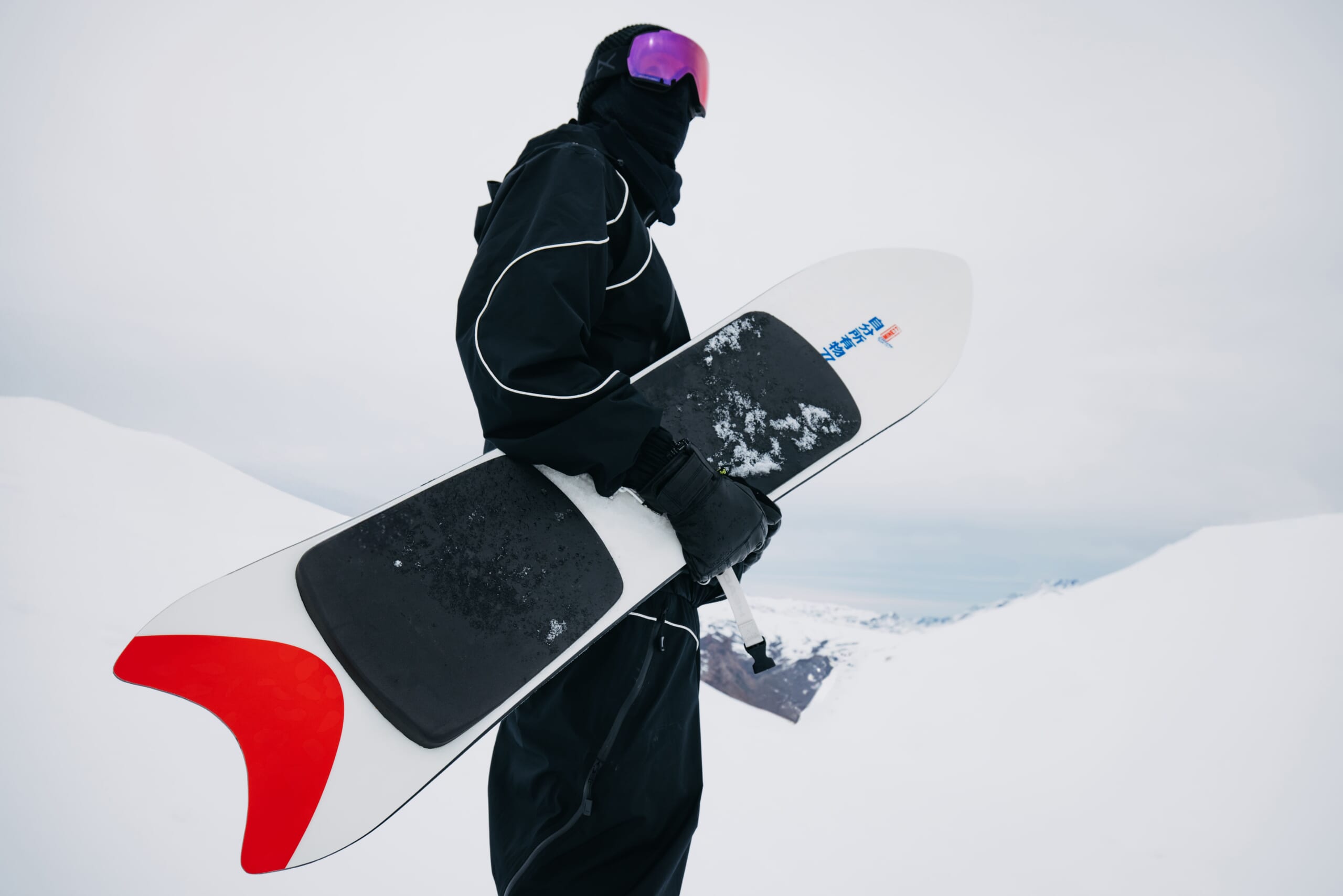 バートンから、特別仕様のグラフィックが入ったスノーボード