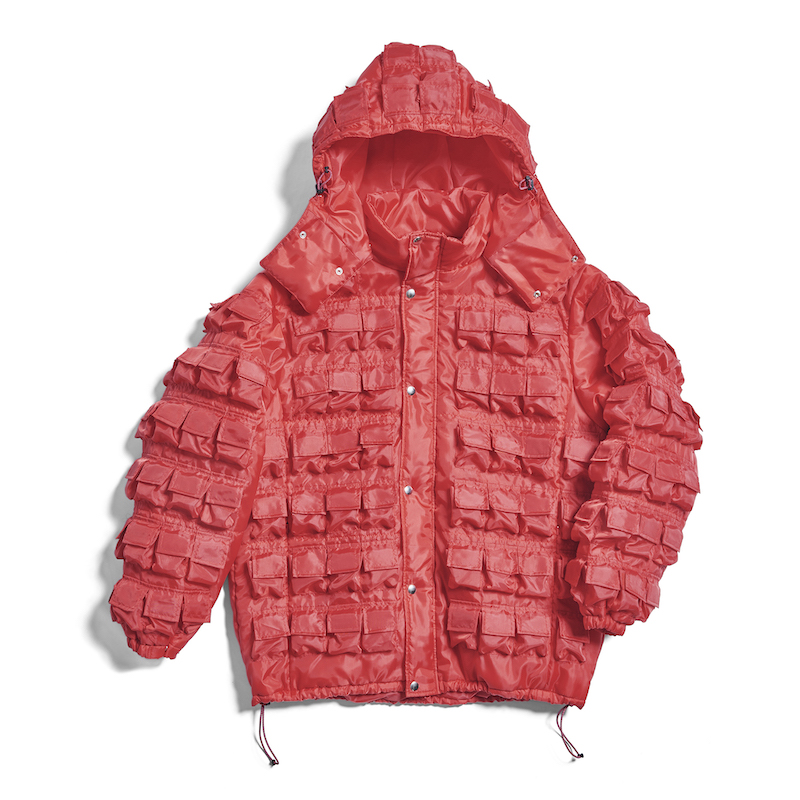 上半身を無数のポケットが埋め尽くす、ジェネラルリサーチの幻の