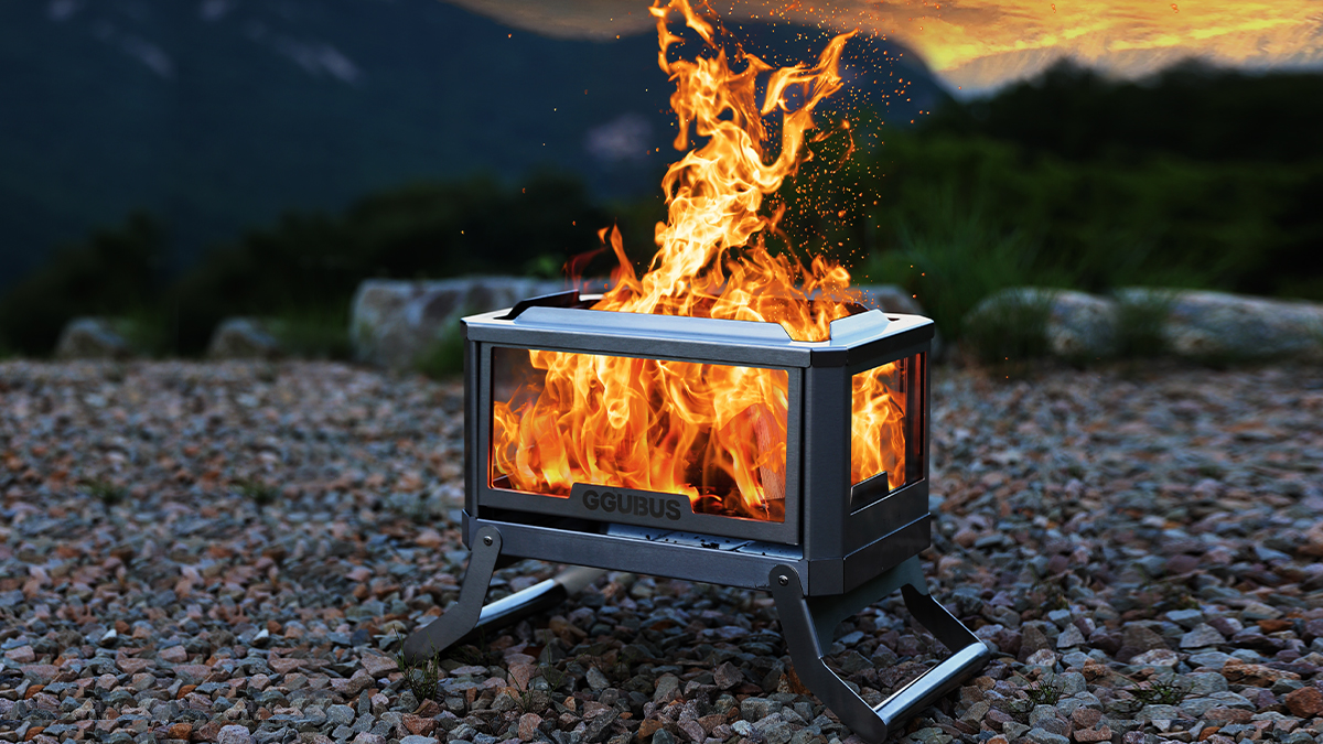 全方位から炎を楽しめる、4面ガラスパネルの焚き火台が登場。ドイツ製