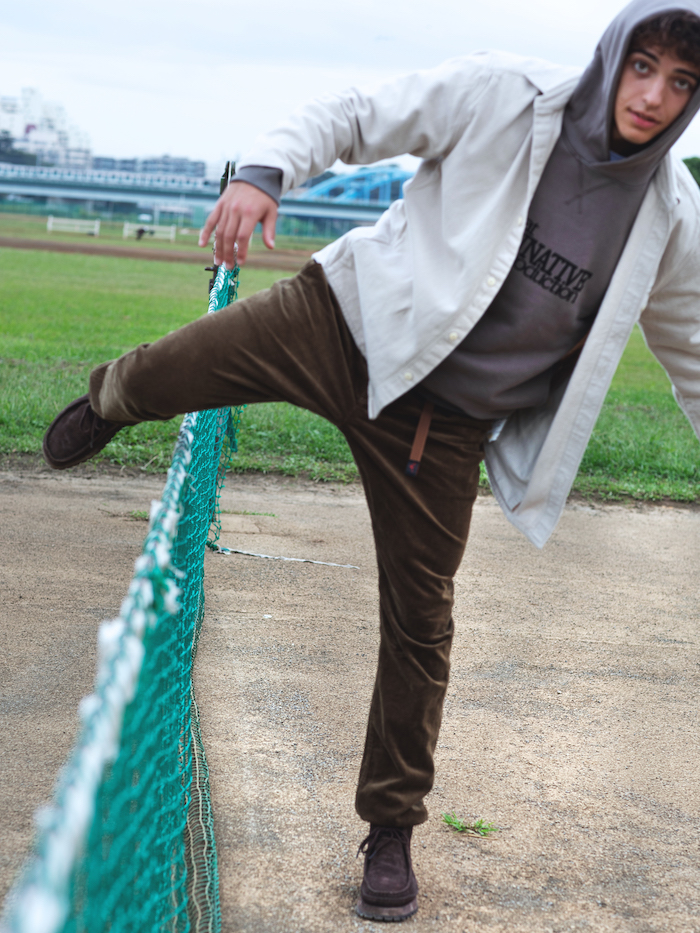 ノンネイティブ×グラミチの新作パンツは、コーデュロイで仕立てた秋の