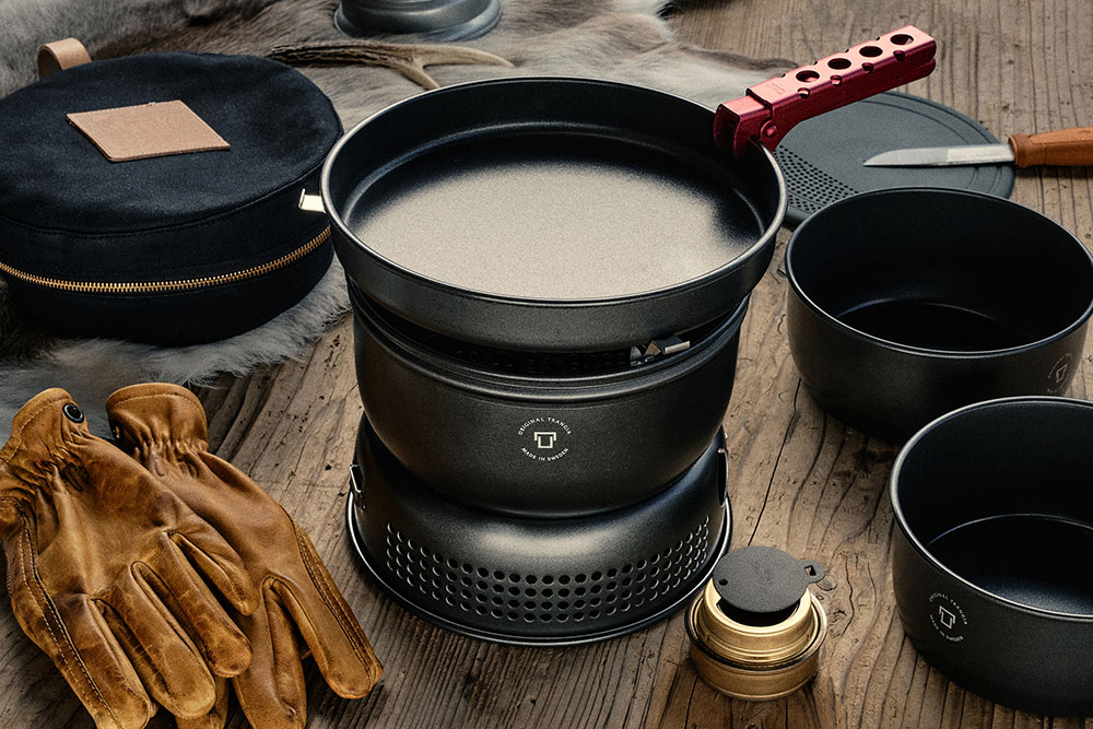 トランギアの定番ストームクッカーに、北欧レザーブランドとのコラボ