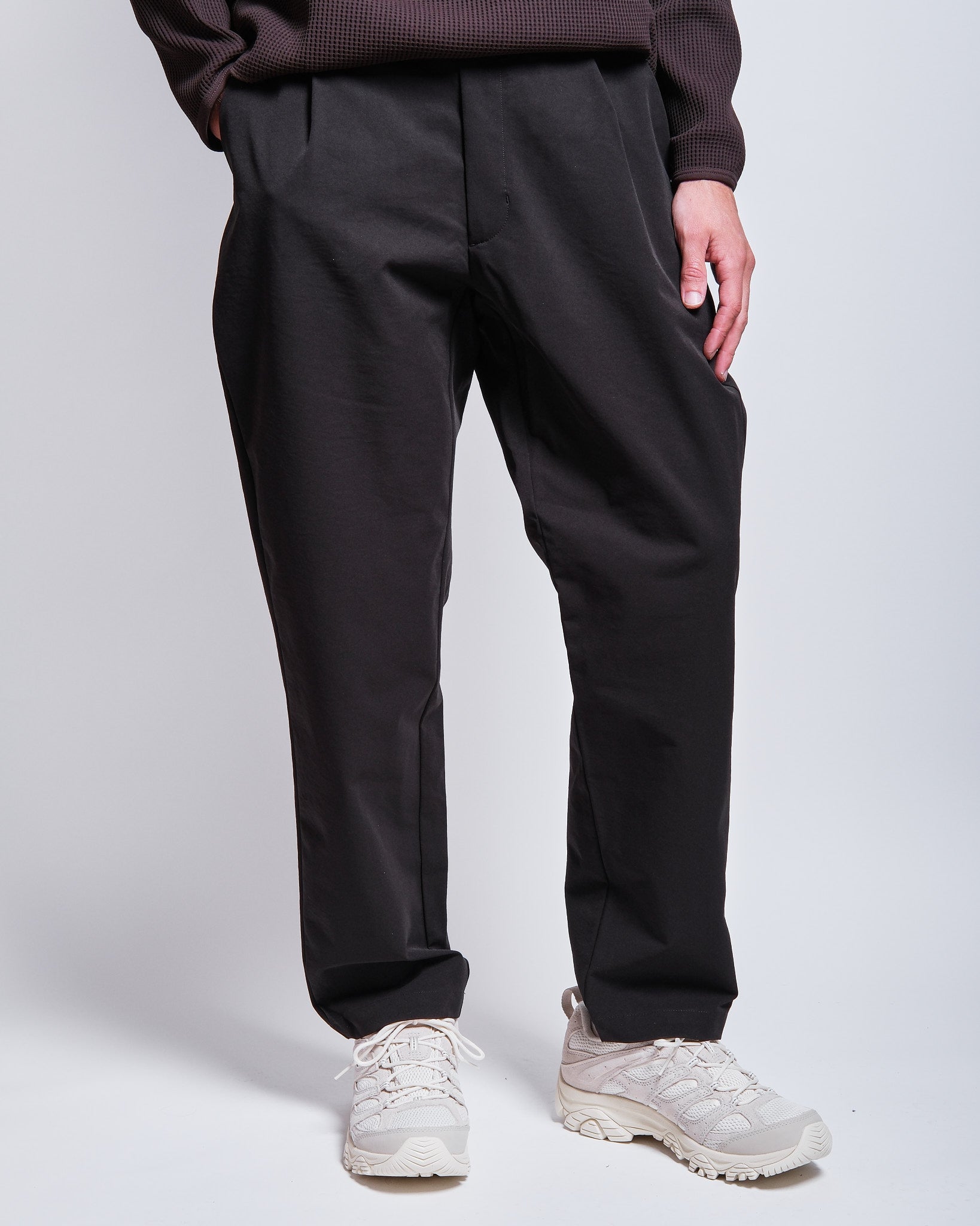One Tuck Tapered Stretch Pants in Black ~ Windthrow