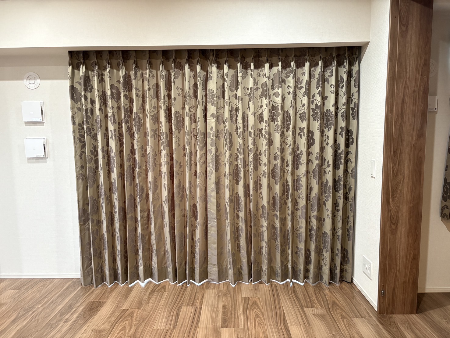 FISBA社のカーテンを同室内で色違いでコーディネート。｜施工ブログ