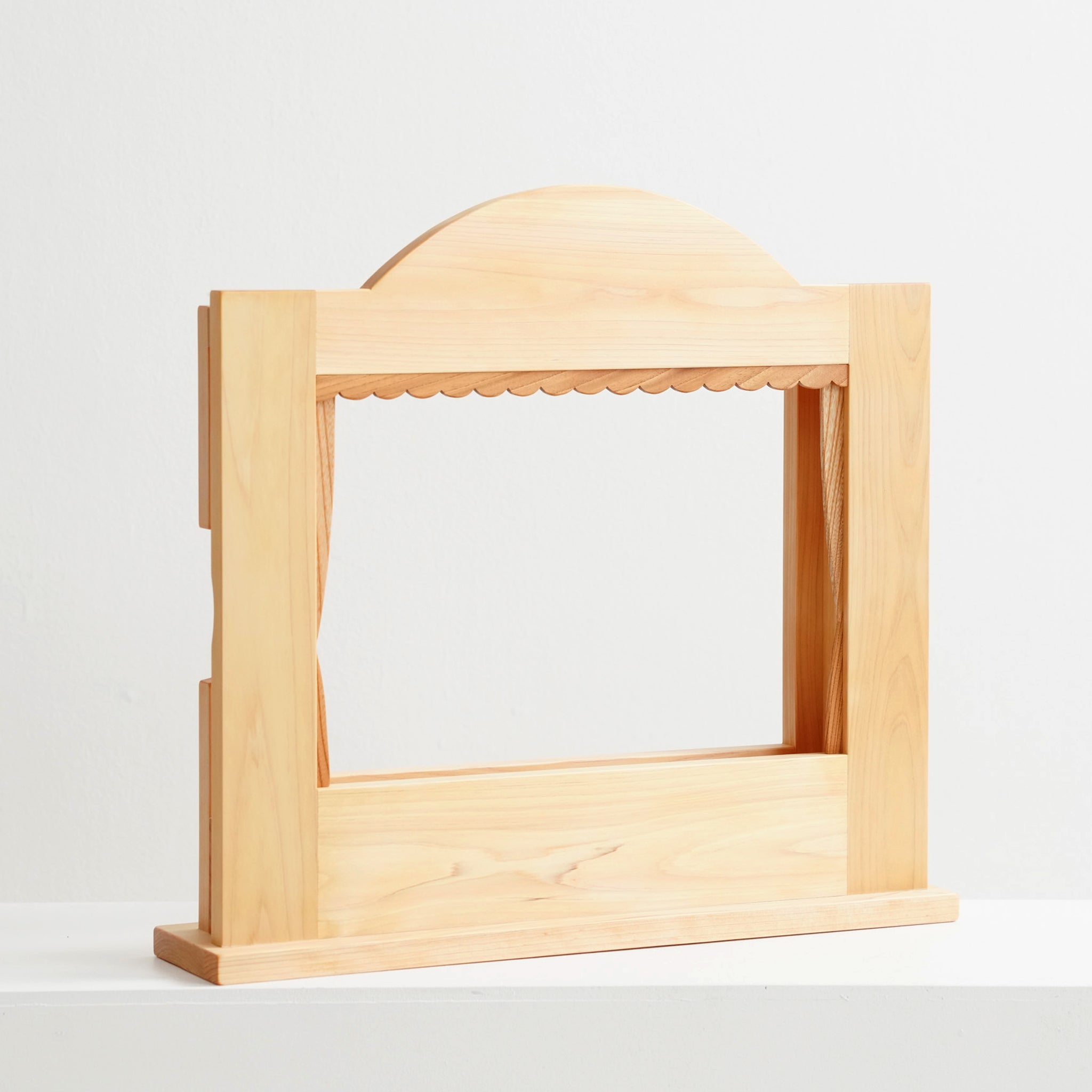 心を結ぶお話の舞台。ヒノキの紙芝居舞台で物語を魅力的に演出します