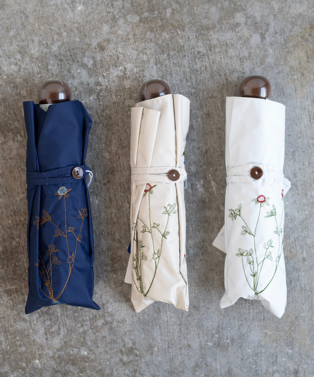 一級遮光生地・晴雨兼用〉ボタニカル刺繍の日傘 （折りたたみ傘タイプ