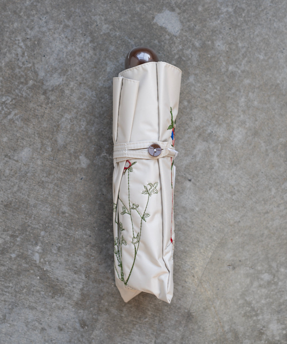 一級遮光生地・晴雨兼用〉ボタニカル刺繍の日傘 （折りたたみ傘タイプ