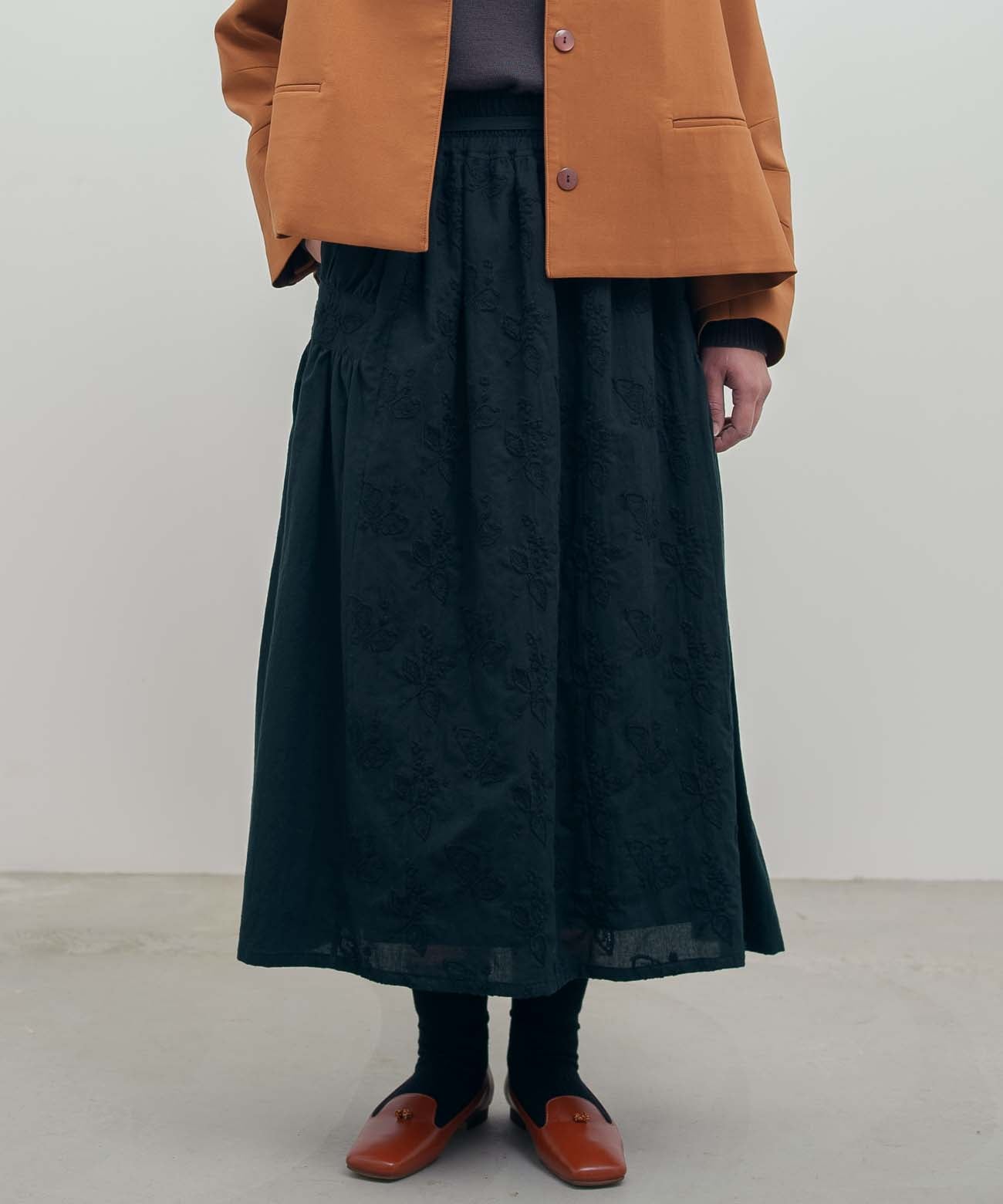 綿ローン生地〉梅小花刺繍 ギャザースカート (muk219) – WOOL STUDIO