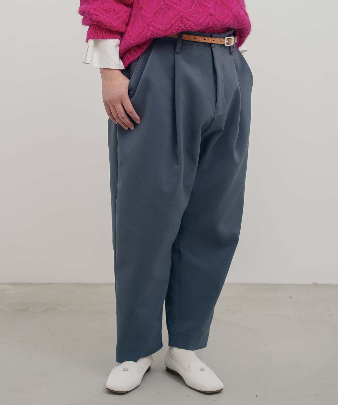 トリプルクロス タックパンツ｜軽くてふっくらした三重織り生地