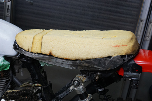 バイクシートの中身はコレ！アンコ抜き、表皮張替えはココを加工して