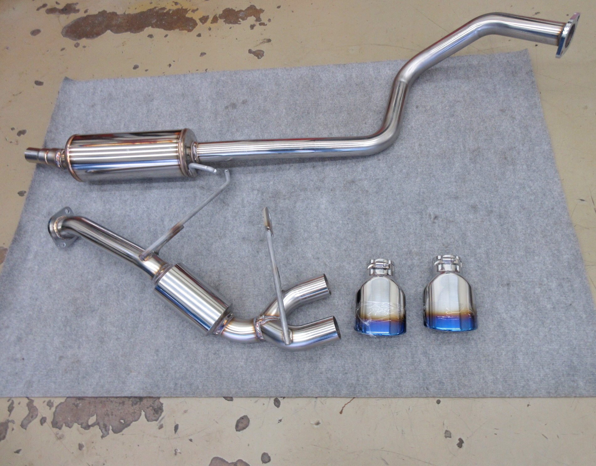 やっぱりこの車には“センターデュアル出し”がお似合いです！スズキ