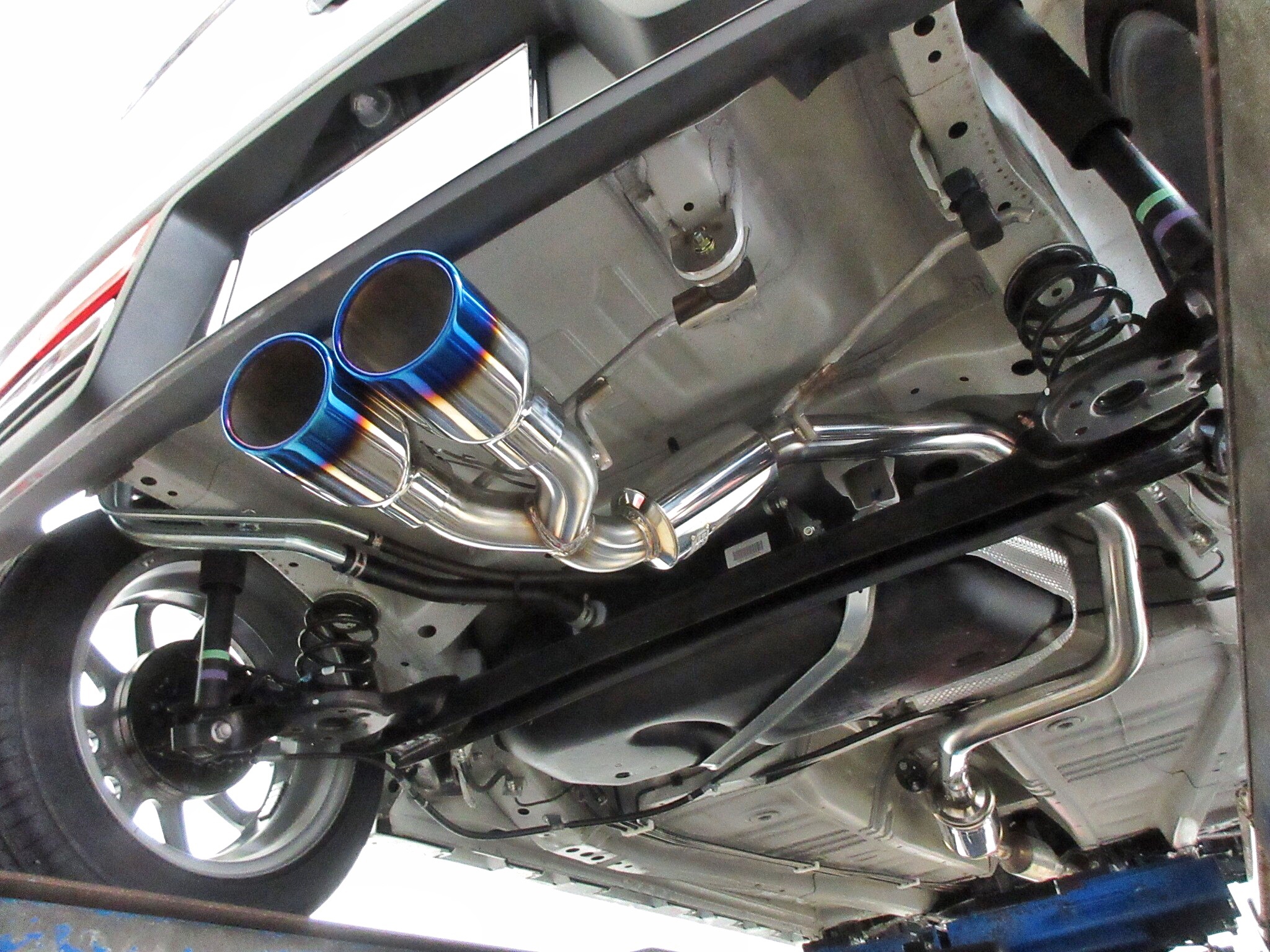 やっぱりこの車には“センターデュアル出し”がお似合いです！スズキ