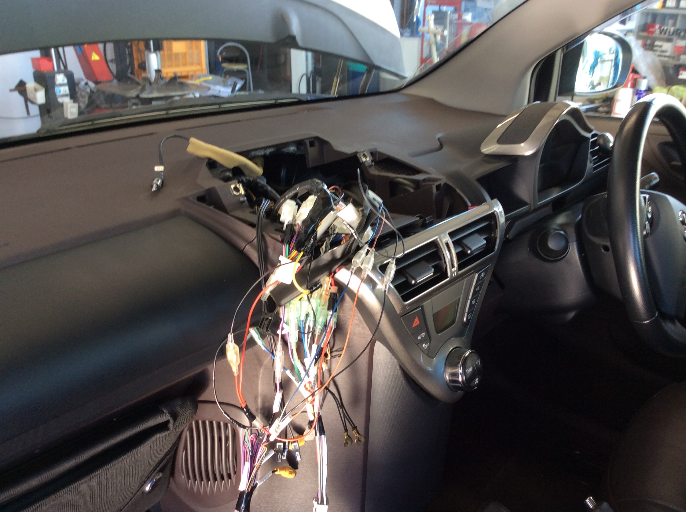 トヨタiQ KGJ10 ナビゲーション&LEDバルブを取り付けます | トヨタ iQ