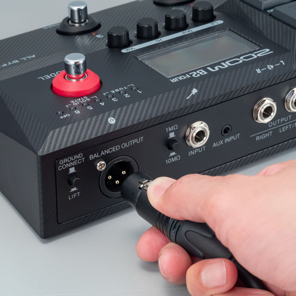 ZOOM B2 FOUR ベースマルチエフェクター アンプエミュレーター(ズーム