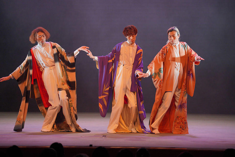 振りの一つひとつに息づく「蝶々さん」の魂、近藤良平×坂東扇菊 ダンス