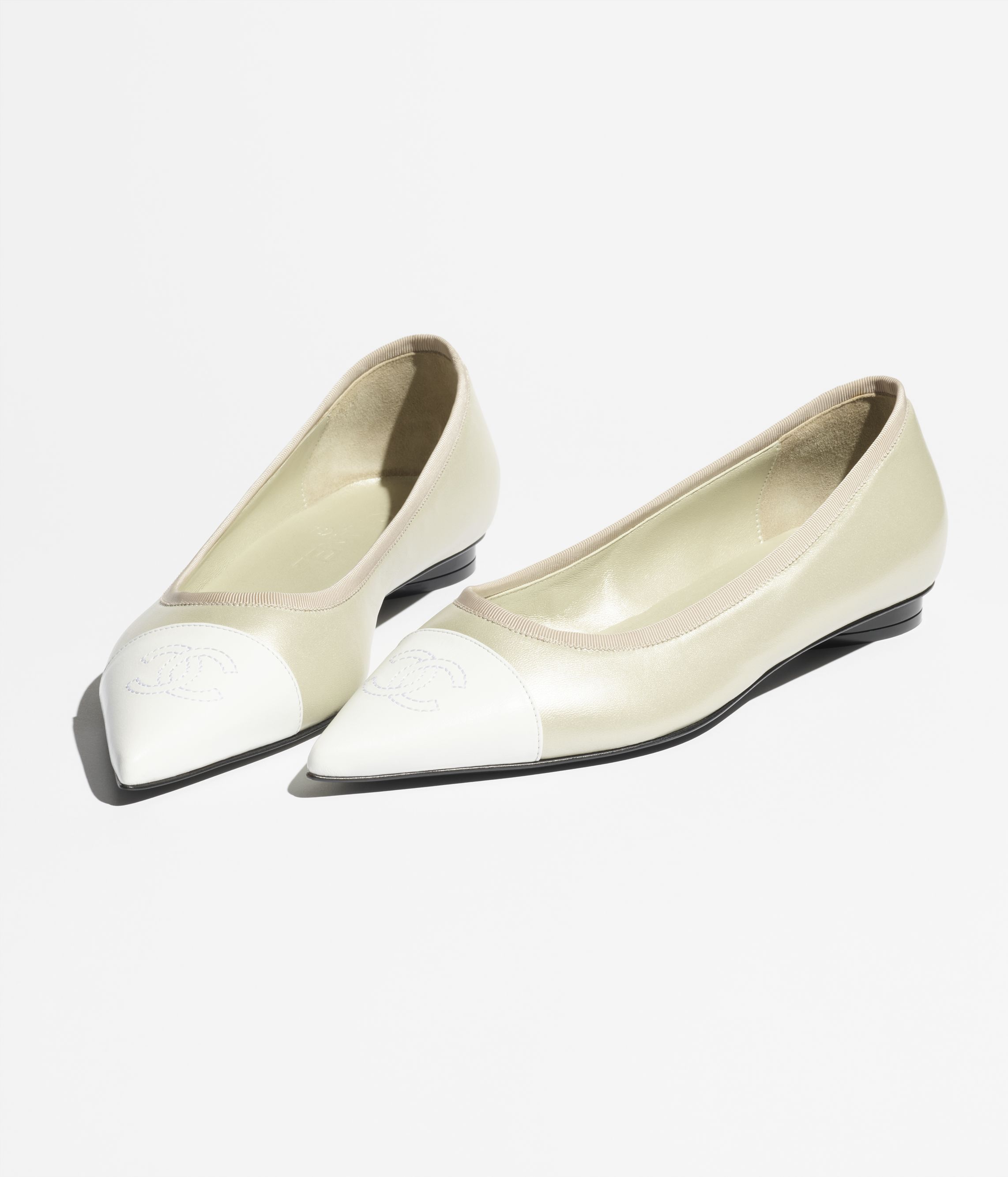 カメリア モチーフ ブローチ - シルク & ミックス ファイバー