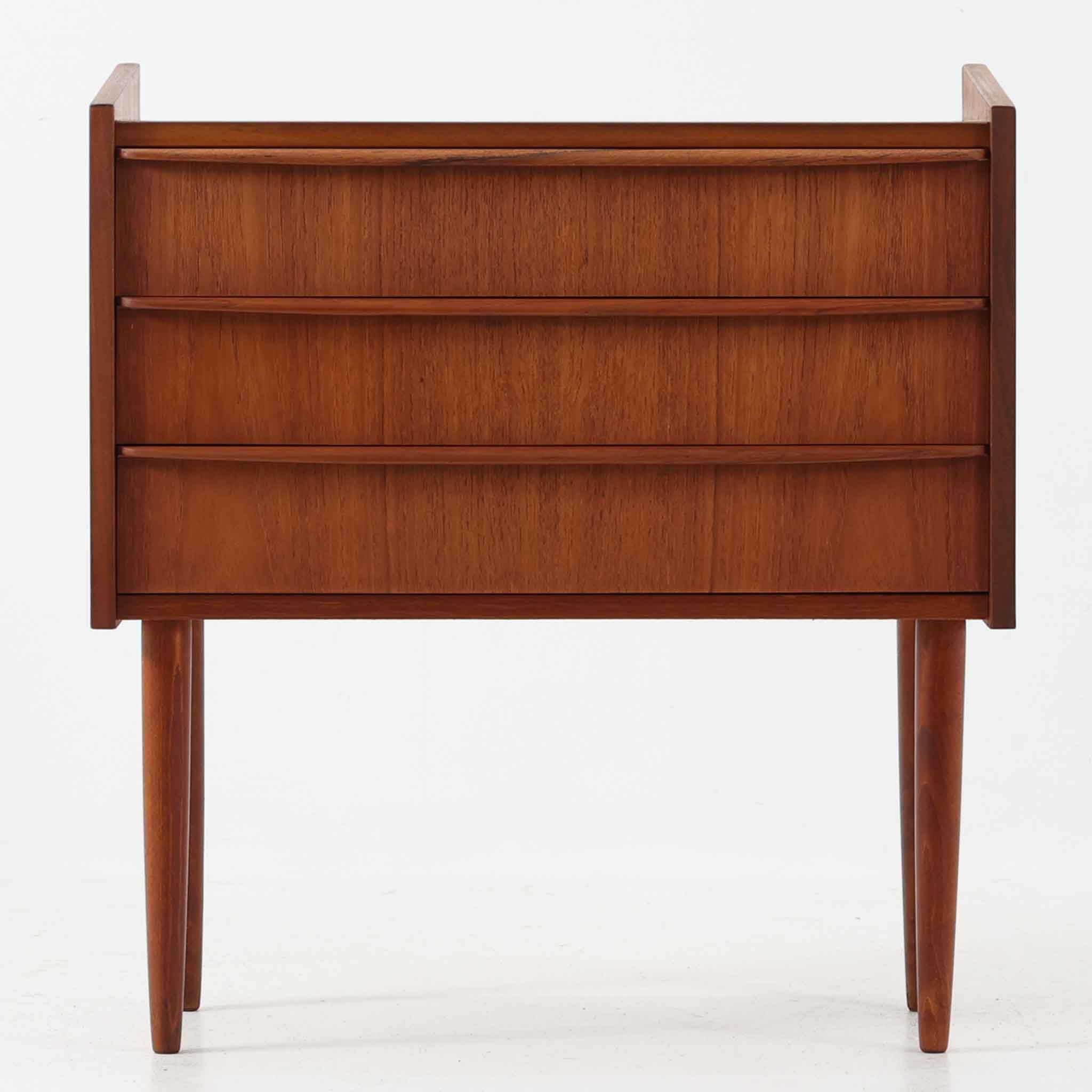 北欧ビンテージ家具チェスト | 収納力とデザイン性を兼ね備えた