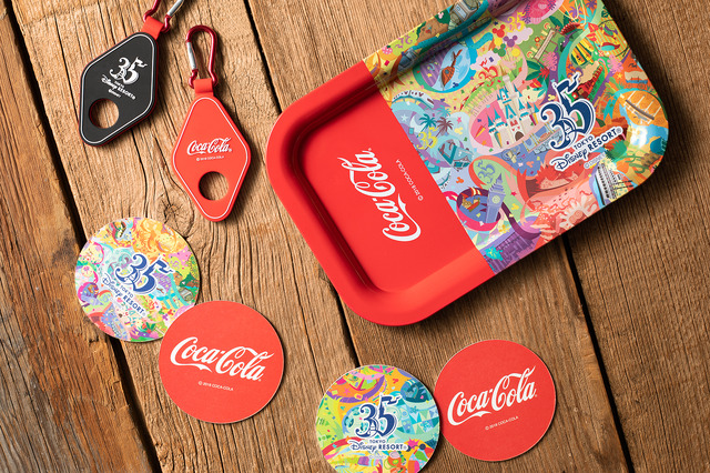 ディズニー】35周年限定デザインの「コカ・コーラ」ボトル登場！全7