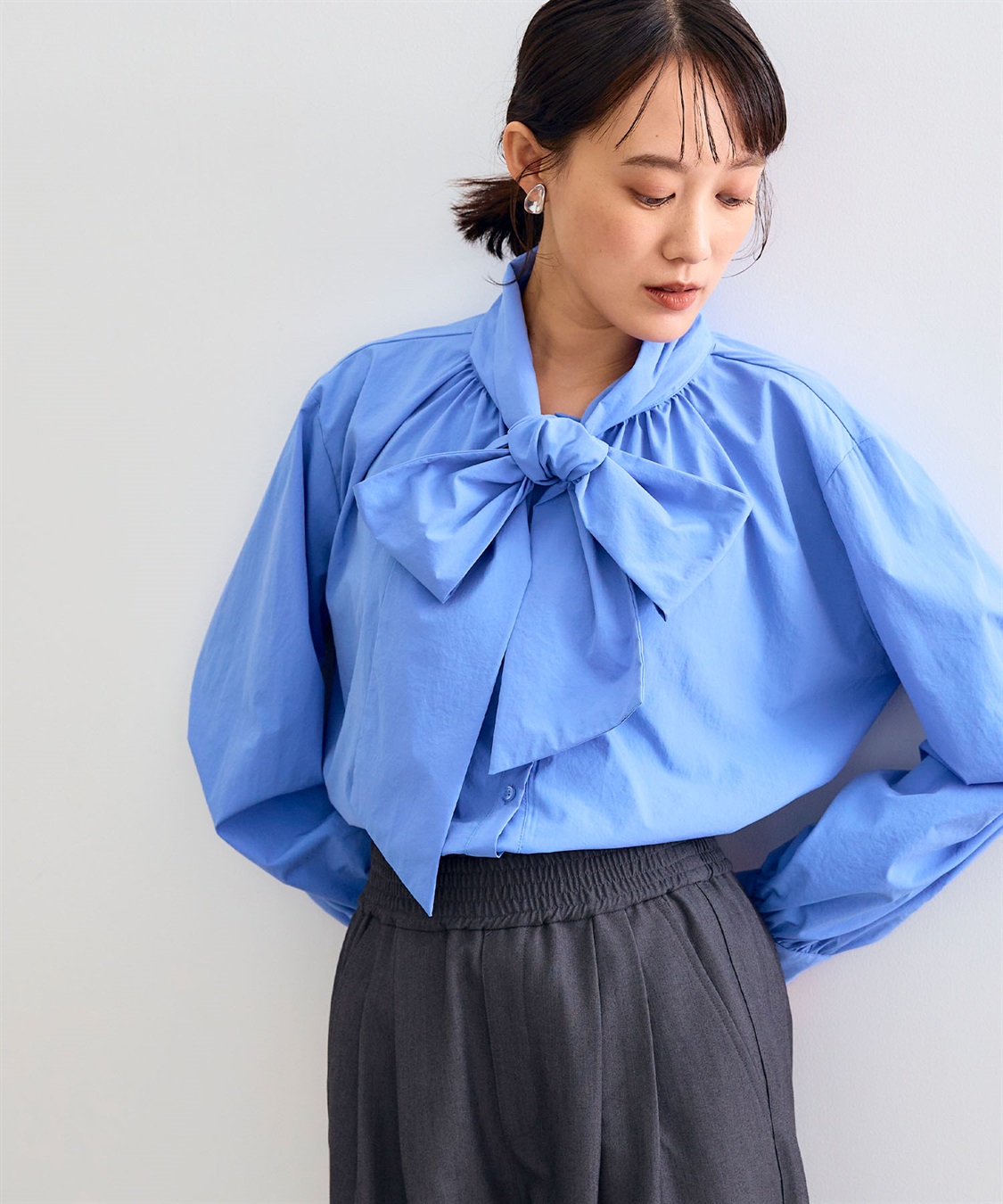 シワになりにくい》リボンボウタイボリュームシャツ CROSS FUNCTION