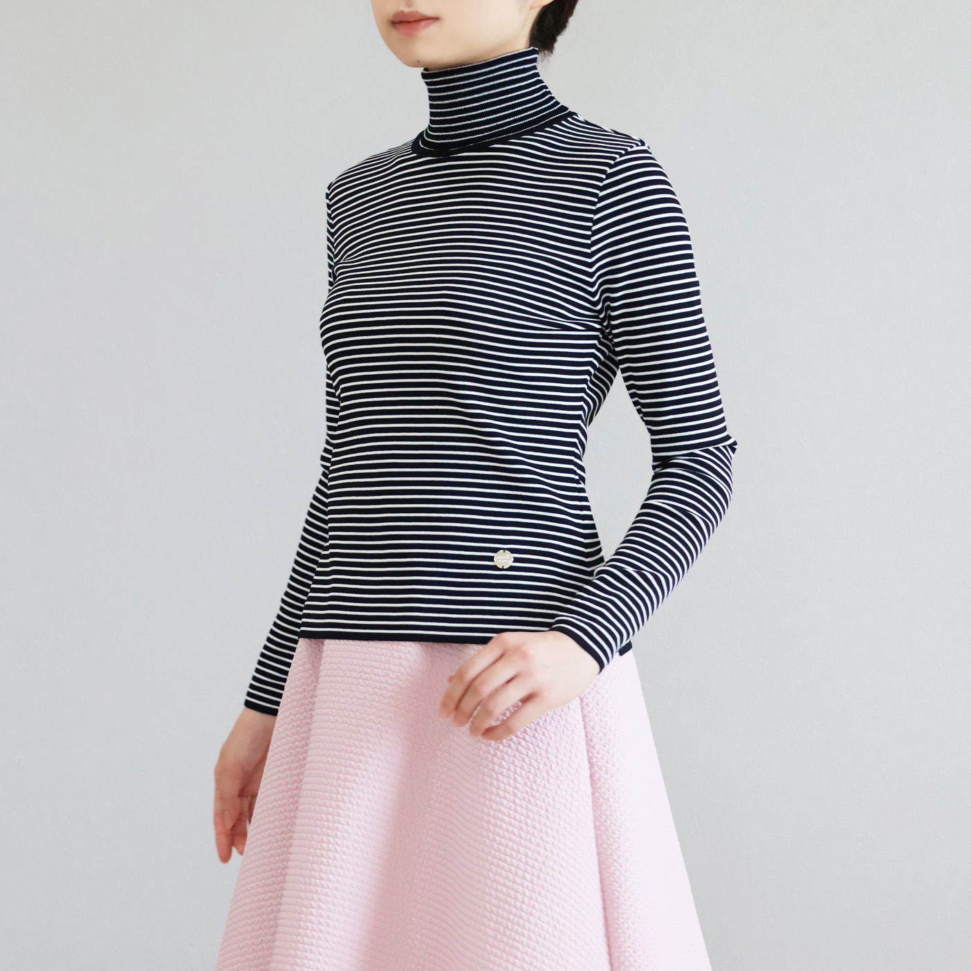 極細ボーダー タートルネック ストレッチプルオーバー【JM2343BE