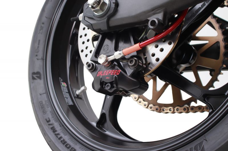 Brembo 2Pリアキャリパー 黒 ピッチ84mm リアキャリパーサポート